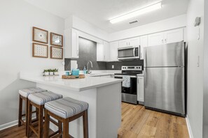 Kjøleskap, mikrobølgeovn, kokeplater og oppvaskmaskin