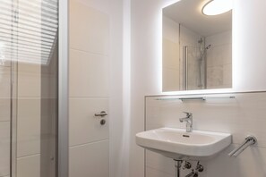 Shower - Simply relax: The upper floor apartment is located in the immediate vicinity of a (Carolinensiel)