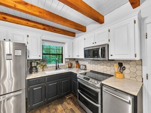 Fridge, microwave, oven, dishwasher - Lakeside Cabin w/ Hot Tub, Fireplace Near Dollywood | Smoky Shores Retreat (Sevierville)