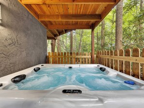 Outdoor spa tub - Lakeside Cabin w/ Hot Tub, Fireplace Near Dollywood | Smoky Shores Retreat (Sevierville)