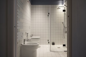 Dusche, Haartrockner, Bidet