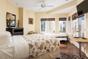 7 slaapkamers, een bureau, een strijkplank/strijkijzer, gratis wifi