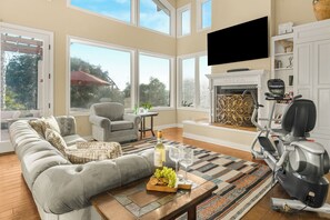 Smart TV, chimenea, videojuegos y oficina 