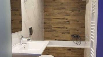 Classic Quadruple Room, Mountain View | Bathroom