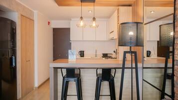 KĂŒhlschrank, Mikrowelle, Ofen, Herdplatte