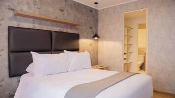 1 dormitorio, tabla de planchar con plancha, wifi y ropa de cama