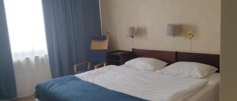 Dobbeltrom – basic | Blendingsgardiner, strykejern/-brett og wi-fi (inkludert)