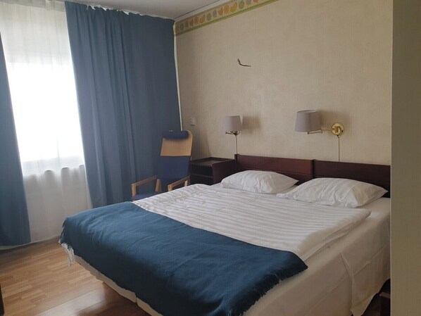 Habitación básica doble | Cortinas blackout, tabla de planchar con plancha y wifi gratis 