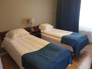 Habitación básica con 2 camas individuales | Cortinas blackout, tabla de planchar con plancha y wifi gratis 
