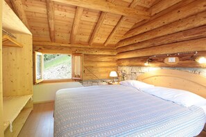 2 bedrooms, travel cot, free WiFi