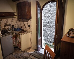 Fridge, stovetop, coffee/tea maker, highchair
