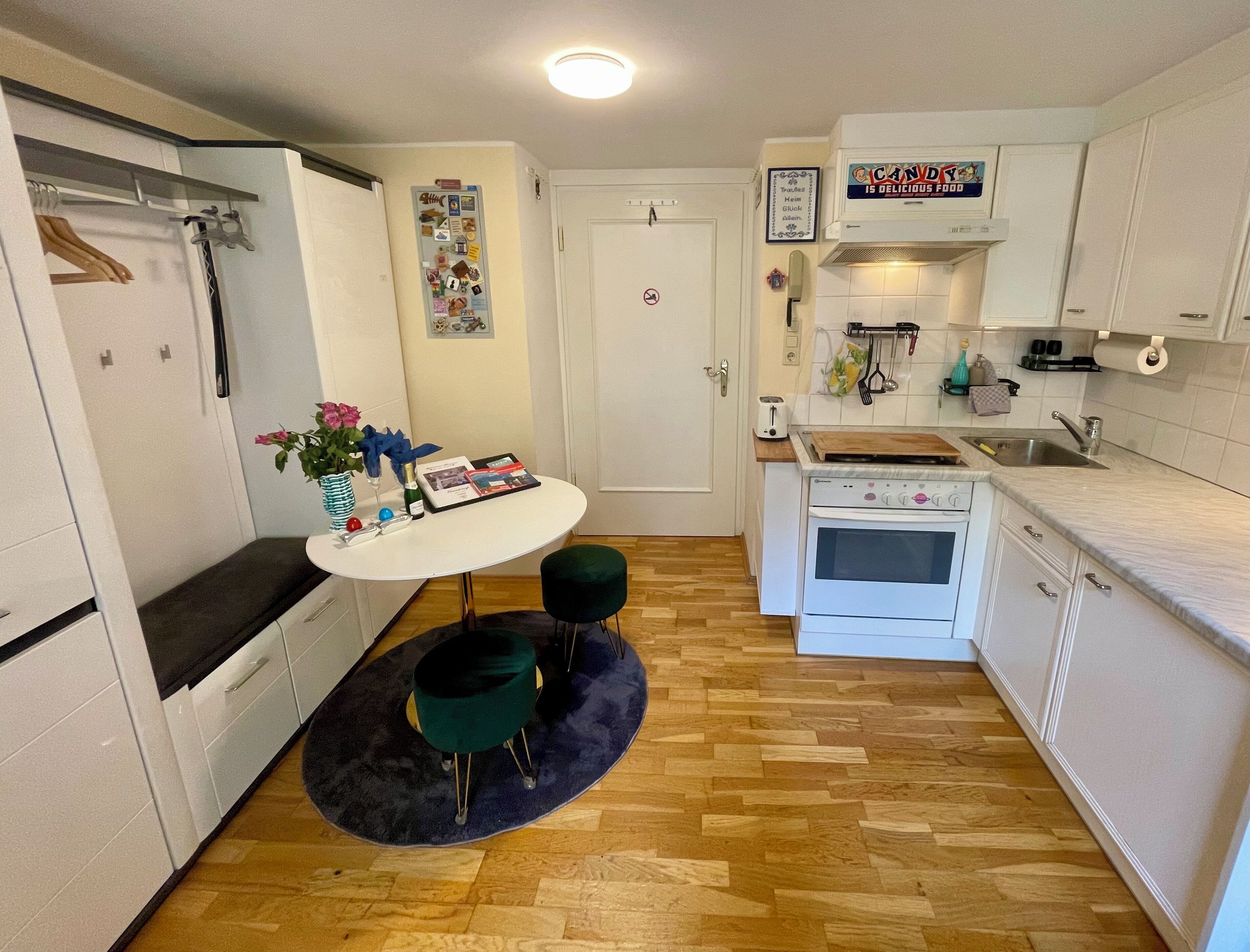 Kühlschrank, Ofen, Herdplatte, Wasserkocher