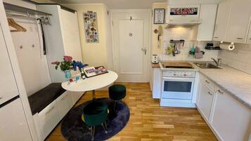 Kühlschrank, Ofen, Herdplatte, Wasserkocher