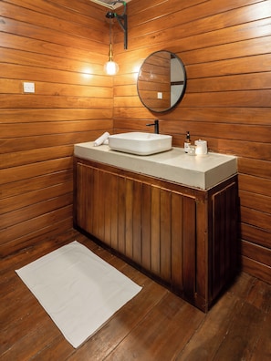 Douche, baignoire à jets, sèche-cheveux, bidet