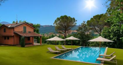 Wonderful villa with infinity pool just above Brisighella spa