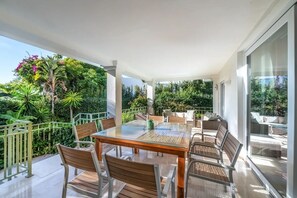 Outdoor dining - Beach Villa Marbella close to beach in exclusive area beautiful garden & pool (Marbella)