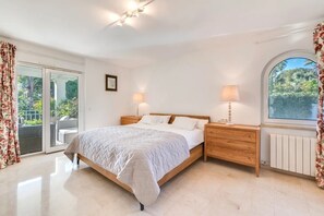 5 室のベッドルーム、アイロン / アイロン台、WiFi、ベッドシーツ