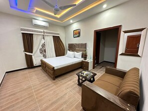 Iron/ironing board, WiFi, bed sheets