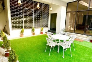 Outdoor dining - Grand Manor House (Islamabad)