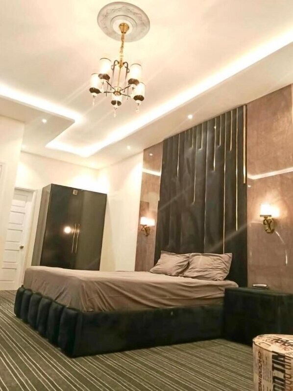 Deluxe Double Room | Free WiFi - Grand Manor House (Islamabad)