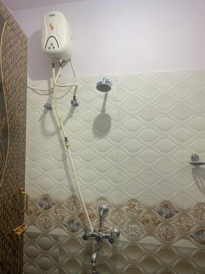 Un bagno con doccia, servizi igienici e lavandino.