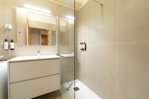 Douche, sèche-cheveux, serviettes fournies