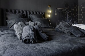 1 bedroom, WiFi, bed sheets - Suite Balnéo/Hammam Noire et Or (Saint-Ã‰tienne)