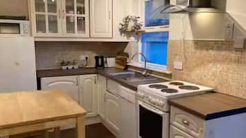 Frigorífico, microondas, horno y placa de cocina