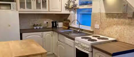 Kylskåp, mikrovågsugn, ugn och spishäll