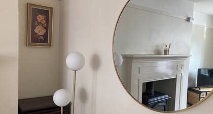 Charming townhouse: pubs, restaurants & trad music a short stroll away☘️