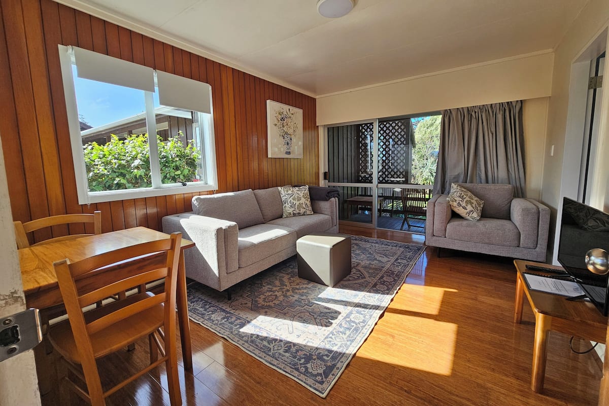 Standard Apartment, Pool View | Living area