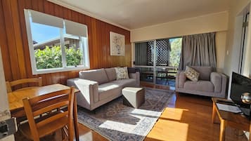 Departamento estándar, vista a la alberca | Área de sala de estar