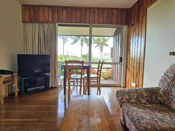 Standard Apartment, Balcony, Garden View | Living area