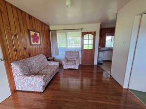 Departamento estándar, balcón, vista al jardín | Área de sala de estar
