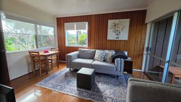 Standard Apartment, Pool View | Living area