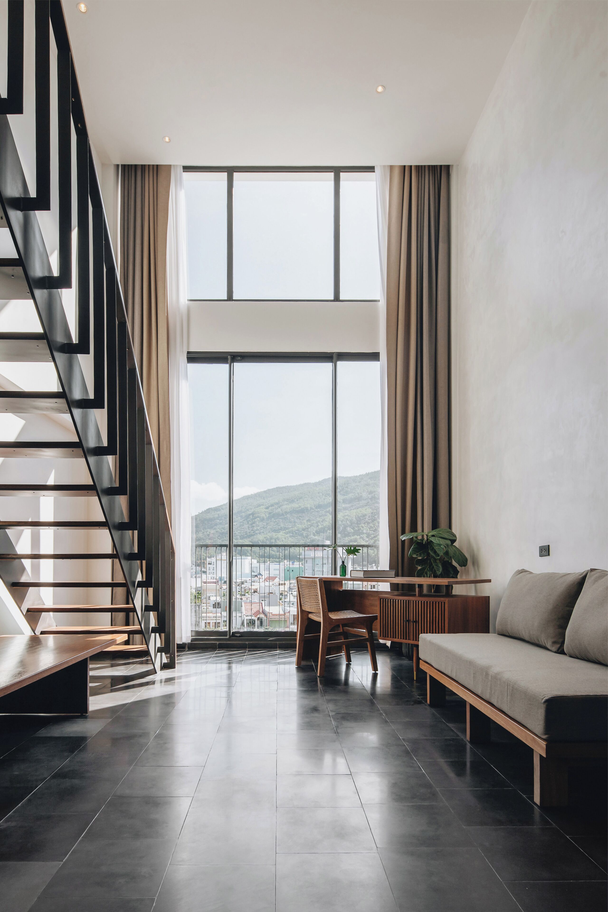 Dobbeltrom – design, byutsikt | Minibar, safe på rommet, skrivebord og skrivebord for bærbar PC