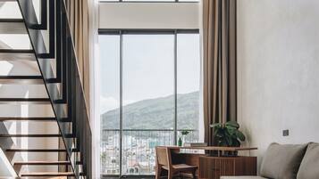 Dobbeltrom – design, byutsikt | Minibar, safe på rommet, skrivebord og skrivebord for bærbar PC