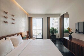 Habitación doble ejecutiva, tina, vista a la ciudad | Minibar, caja de seguridad en la habitación y escritorio 