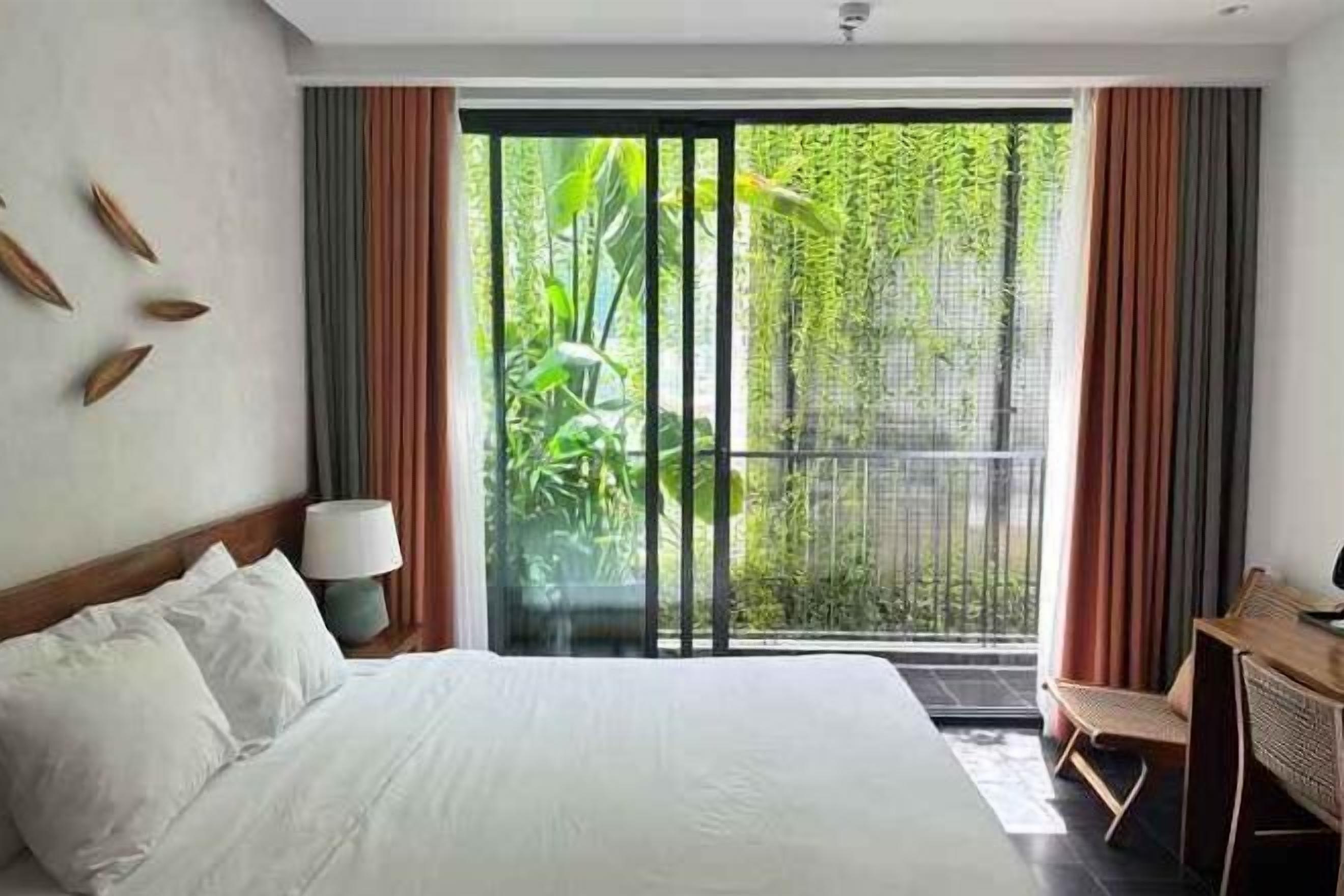 Minibar, safe på rommet, skrivebord og skrivebord for bærbar PC