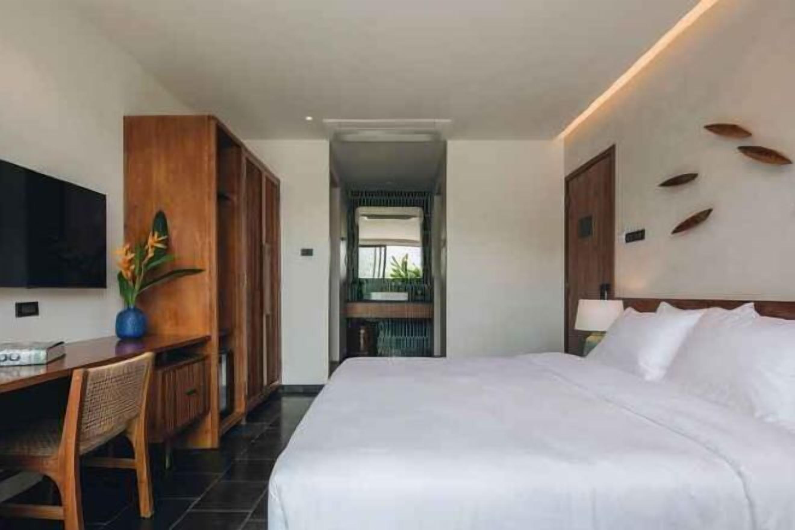 Minibar, in-room safe, desk, laptop workspace