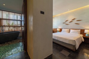 Habitación junior doble, bañera, vistas a la ciudad | Minibar, caja fuerte, escritorio y espacio para trabajar con un portátil