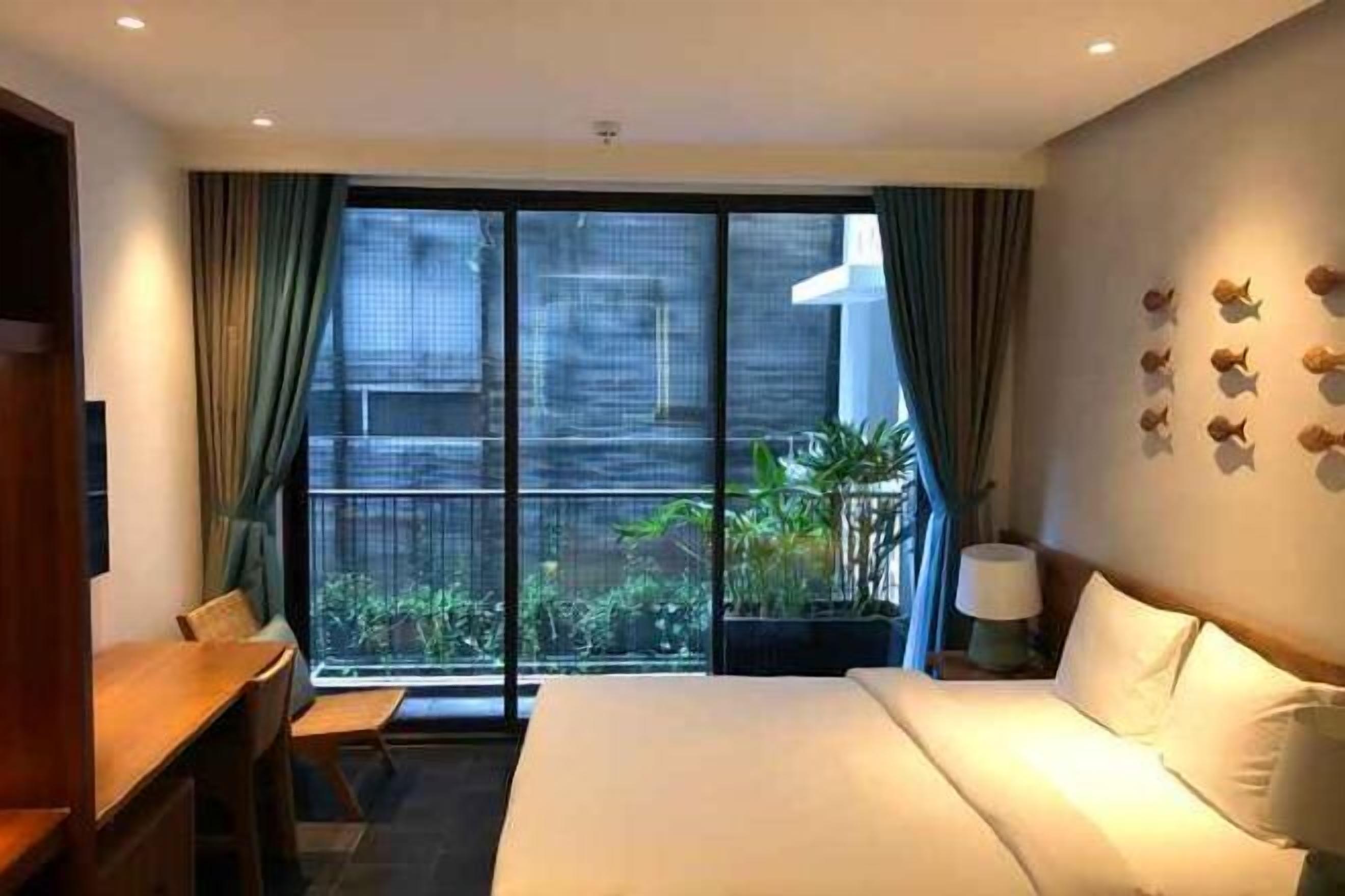 Frigobar, cofres nos quartos, escrivaninha