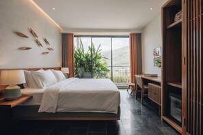 Kahden hengen deluxe-huone, parveke | Minibaari, tallelokero huoneessa, työpöytä