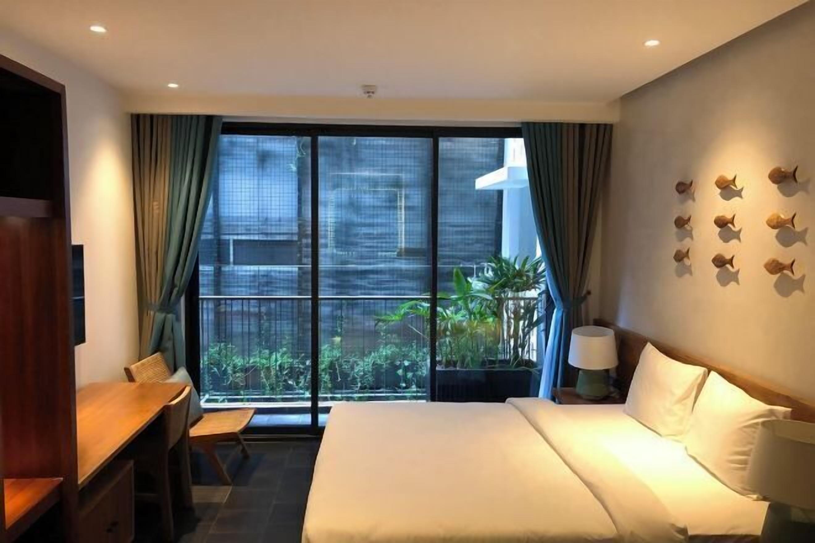 Minibar, in-room safe, desk, laptop workspace