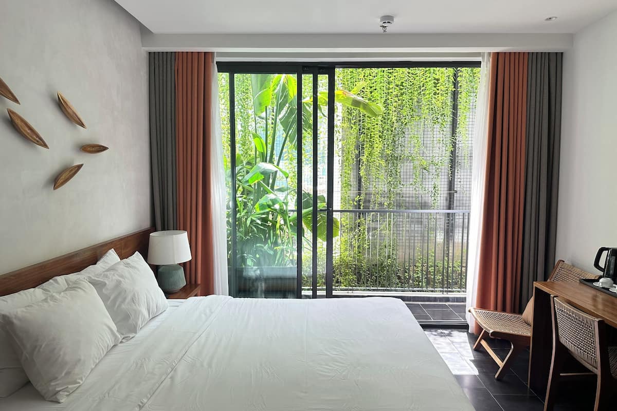 Minibar, caja de seguridad en la habitación y escritorio