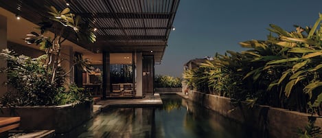 Una piscina al aire libre