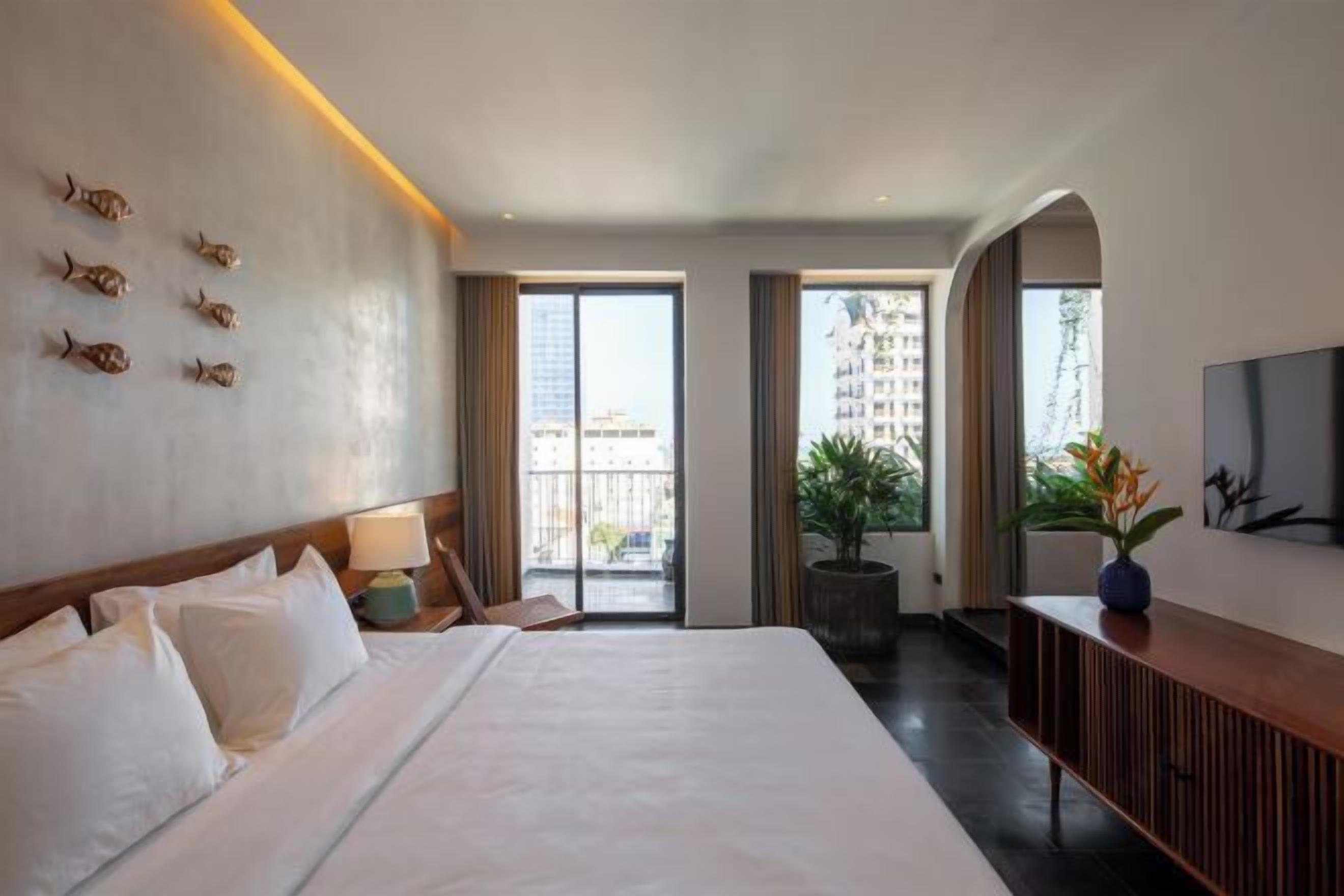 Minibar, in-room safe, desk, laptop workspace