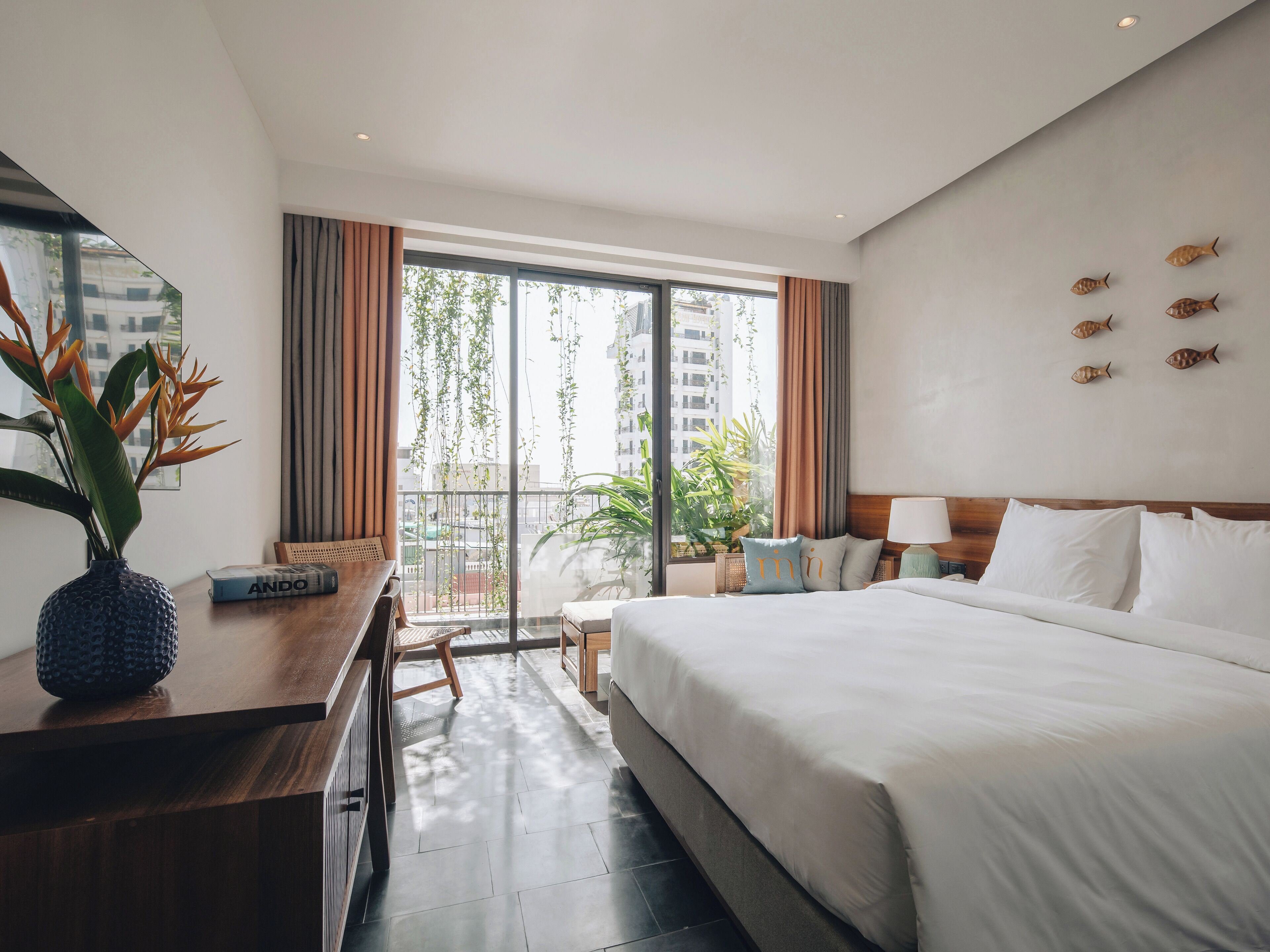 Minibar, caja de seguridad en la habitación y escritorio 