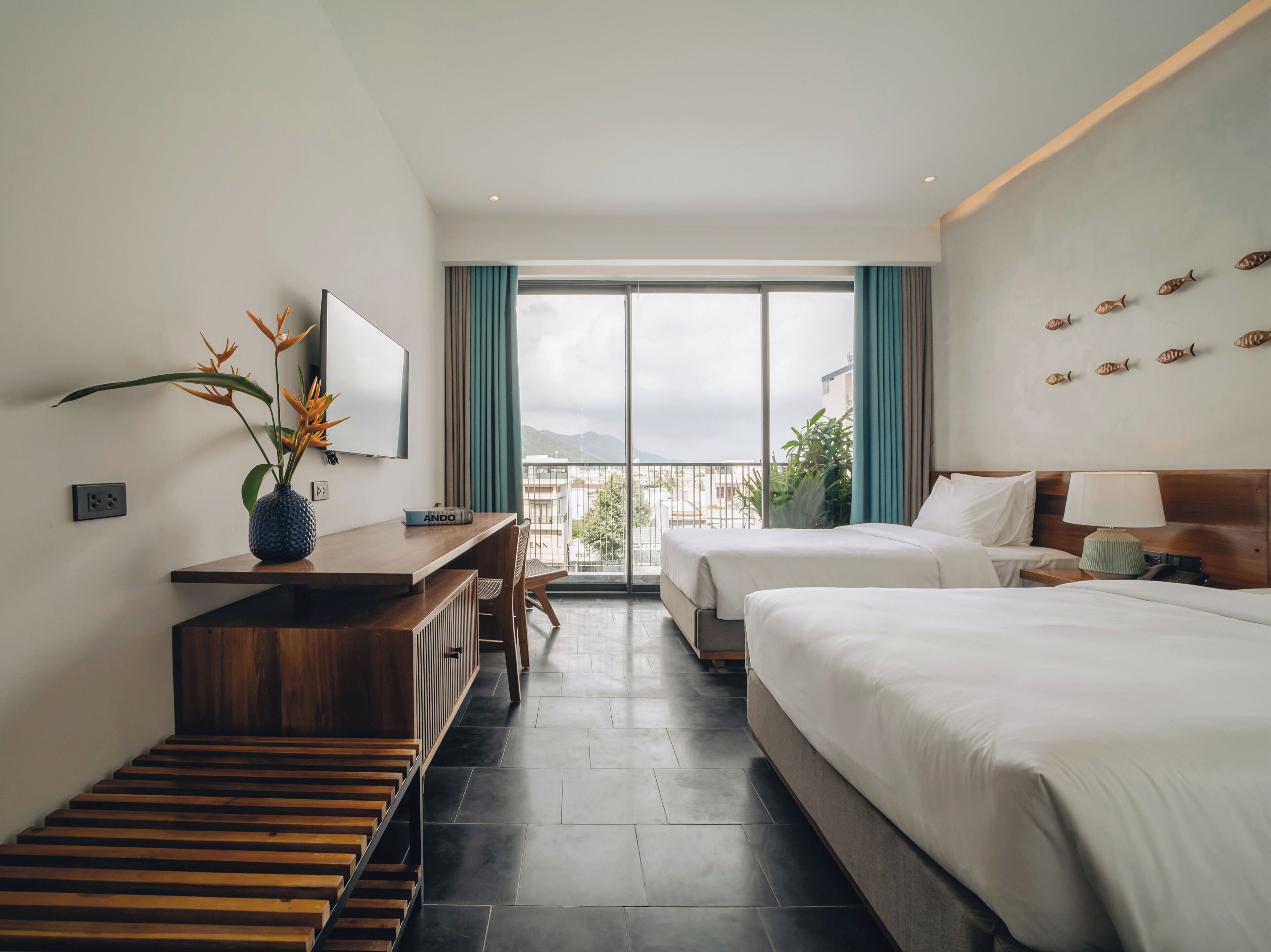 Minibar, caja de seguridad en la habitación y escritorio 