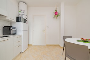 Microwave, oven, stovetop, dishwasher - Girasole (A5) | Three-room apartment with two bathrooms | Rho Fiera | Malpensa | Milan (Cesate)
